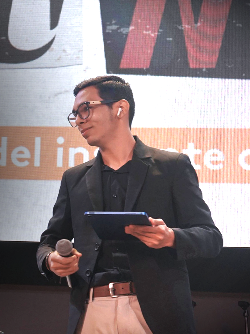 Thomas Joya, CEO de Jewel Labs, durante una conferencia